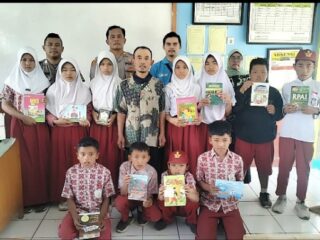 Polri Peduli Budaya Literasi Polsek Kertasari Polresta Bandung Distribusikan Buku di SDN Cibatarua Dan SDN Sukatinggal