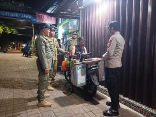 Patroli Malam Polsek Kepulauan Seribu Selatan: Himbauan Kamtibmas dan Sosialisasi Call Centre Polri