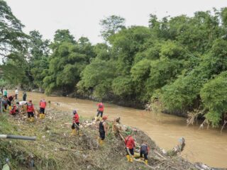 400 Personil Bersihkan Aliran Sungai Deli di Jalan Pertempuran Medan Barat
