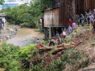 Gotong Royong Peduli Deli, Petugas Bersihkan Sungai di Kawasan Kampung Aur