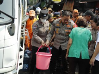 Sambut HUT Humas Polri Ke-72, Bid Humas Polda Metro Jaya Gelar Baksos Pemberian Air Bersih, Pembagian Sembako dan Pengecekan Kesehatan Gratis