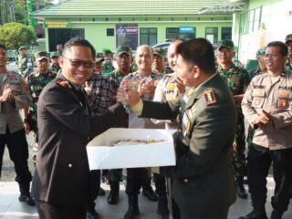 Kapolresta Banjarmasin Berikan Surprise Sekaligus Pemberian Kue Kepada Dandim 1007/Banjarmasin Dalam Rangka HUT TNI Ke-78