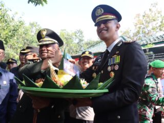 Kejutan Kapolres Pamekasan Kepada Dandim 0826 Pamekasan di HUT TNI Ke-78
