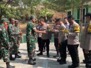 Sinergitas TNI-POLRI, Polsek Cilograng Serahkan Tumpeng Sebagai Bentuk Ucapan Selamat HUT TNI ke - 78