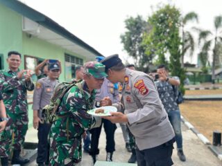 Dengan Membawa Kue Tart, HUT TNI ke-78 Jajaran Polsek Penengahan Datangi Koramil 03/PNH