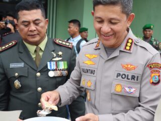 HUT TNI ke -78, Kapolrestabes Medan Beri Kejutan Bawa Nasi Tumpeng Buat Dandim 0201 Medan