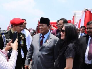 Hadiri HUT ke-78 TNI, Warga Berebut Selfie dengan Prabowo