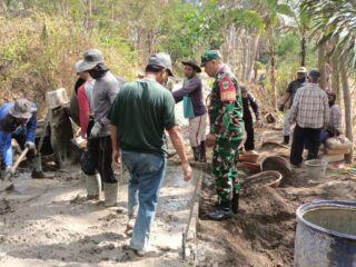 Babinsa Desa Bantarsari Koramil 0622-10/Pabuaran  Melaksanakan Kerjabakti Pengecoran Jalan Di Kampung Cidurian