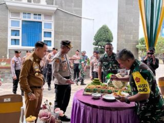 Dalam rangka memeriahkan HUT TNI KE-78, Polisi Way kanan beri kejutan personel TNI
