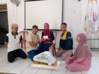 Kades Cibareno Bersama Baznas Provinsi Banten, Salurkan Bantuan kepada Lansia