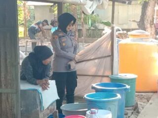 Kapolsek Lau Distribusikan Air Bersih Kepada Warga Kelurahan Pallantikang