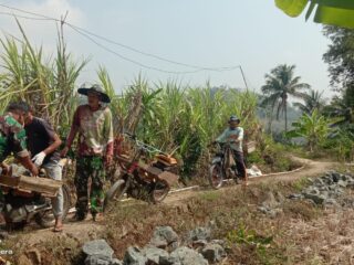Sertu Riyadi Babinsa Desa Sirnasari Koramil 0622-10/Pabuaran Melaksanakan Kerjabakti Pembuatan Saluran Irigasi