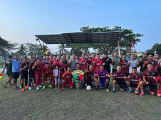 Jalin Sinergitas TNI-POLRI, Polresta Deli Serdang Lakukan Pertandingan Persahabatan Sepak Bola Dengan Yonif 121/MK