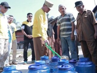 Pj.Bupati HSS, H Hermansyah Turun Langsung Kelapangan Untuk Salurkan Air Bersih Bagi Warga 