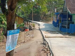 Pembangunan Jalan Rabat Beton di Desa Cilograng, Warga Berterimakasih Kepada Pemkab Lebak