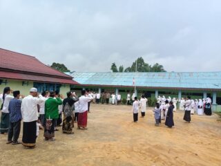 Wakili Kapolsek Belitang Hulu, Kanit Binmas Hadiri Upacara Hari Santri Nasional