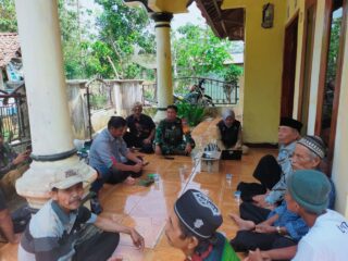 Sertu Ajidin Babinsa Desa Tegalega Koramil 0622-11/Sagaranten Melaksanakan Pertemuan Dengan Kelompok Tani