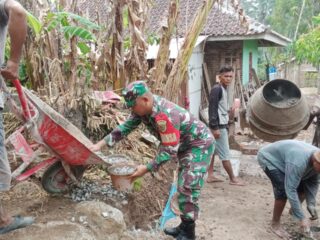 Bersatu Membangun Desa Babinsa Koramil 03/Pnh Bersam Aparatur Desa dan Masyarakat