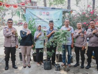 Peringati HUT Humas Polri Ke- 72, Humas Polres Metro Tangerang Kota Tanam Pohon untuk Penghijauan