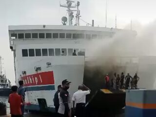 KMP Tranship 1 Dari Merak Tujuan Pelabuhan Bakauheni Kebakaran