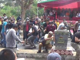 Masa Anarkis di Depan KPU Lampung Selatan Sispamkota