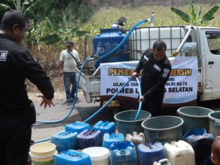 Masyarakat Kesulitan Air Bersih Polisi Bagikan Air