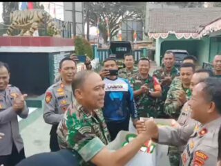 Ucapkan HUT ke-78 TNI, Kapolsek Ciparay Bersama Kapolsek Baleendah Beri Surprise ke Markas Koramil 2408