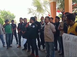 Massa Aliansi Sosial Kontrol Demo Kantor Bupati Paluta, Tuntut Agar PNS Bersikap Netral Dan Tidak Berpolitik Praktis