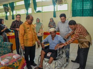 Dinas Sosial Serahkan Alat Bantu Bagi Penyandang Disabilitas di Aula MAN 2 Padangsidimpuan