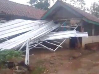 Angin Puting Beliung Robohkan Atap Rumah Seorang Wartawan di Pringsewu Lampung