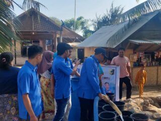 Dukung Program Pemda. DPD II KNPI Lotim Bantu Masyarakat Yang kesulitan Air Bersih di Kecamatan Jerowaru.