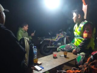 Serda Yadi Ahmadi Babinsa Desa Sukajaya Koramil 0622-10/Pabuaran Melaksanakan Kegiatan Patroli Ronda Malam Siskamling