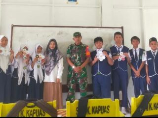 Komsos TNI Babinsa Koramil 1011/04 Sambang Sekolah MTSN