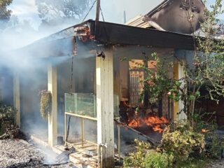 Polsek Kuala Cek dan Amankan Lokasi Kebakaran Rumah Milik Sudarno