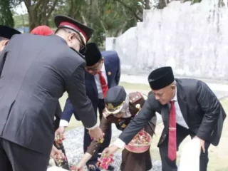 Peringati Hari Pahlawan ke-78 tahun 2023 Bupati Lamsel Tabur Bunga di Makam Pahlawan Kusuma Bangsa