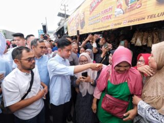 Muzani Dampingi Gibran Blusukan ke Pasar di Lampung