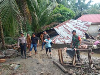 Banjir Bandang melanda Warga Salapian Langkat dan merusak Beberapa Rumah Warga