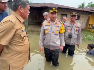 Kapolresta Deli Serdang meninjau titik bencana banjir di wilkum Polresta Deli Serdang dan beri bantuan