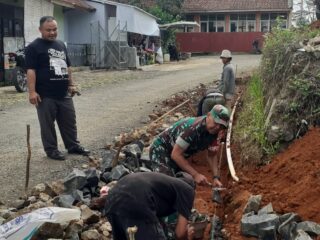Pelda Dicki Suherman Babinsa Desa Cibaregbeg Koramil 0622-11/Sagaranten Monitoring Pembuatan Drainase