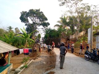 Warga Kampung Cibunar Desa Cilograng, Gotong-royong Membuat Bahu Jalan