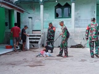 Anggota Koramil 0622-10/Pabuaran Melaksanakan Kerjabakti Bersih-bersih Masjid Dan Bagikan Nasi Bungkus Buat Warga Jompo