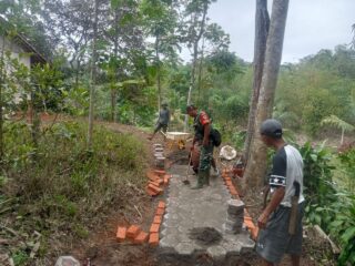 Babinsa Desa Curugluhur Koramil 0622-11/Sagaranten Melaksanakan kegiatan Kerjabakti pemasangan Vaping Blok