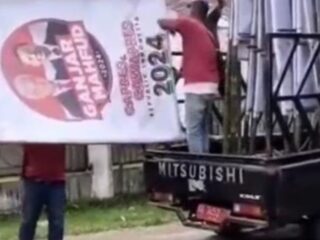 Beredar Video Pemasangan Baliho Capres menggunakan Kendaraan Plat Merah