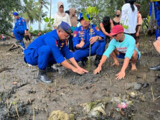 Gerakan Peduli Kebersihan dan Tanam Ratusan Mangrove di Babana Pantai Bone-Bone Awali Hut Polairud ke-73 di Sulbar