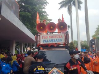 Massa GEPBUK Gelar Aksi Damai di Kantor Walikota Palembang Menolak Upah Murah 