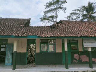 Bangunan SDN Purwanajaya Di Desa Setiawaras kecamatan Cibalong Kabupaten Tasik Malaya Nyaris Ambruk