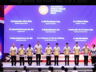 Presiden Joko Widodo Saksikan Pemberian Penghargaan Nasional Anugrah Dwija Praja Nugraha di HUT ke 78 PGRI kepada Bupati Way Kanan.