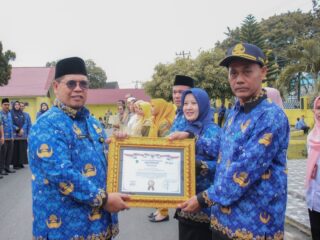Pj. Walikota Padangsidimpuan  Berikan Penghargaan di Hari HUT KORPRI Ke-52