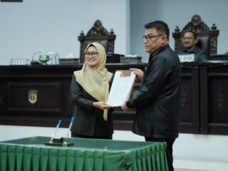 Bupati Indah Putri Indriani Bersama Pimpinan DPRD Luwu Utara Menandatangani Berita Acara Pengesahan Ranperda APBD T.A 2024 Menjadi Perda.