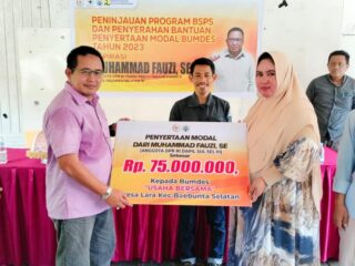 Anggota DPR RI Fraksi Partai Golkar Muhammad Fauzi Menyerahkan Bantuan BUMDES Di Desa Lara Senilai Rp 75 Juta